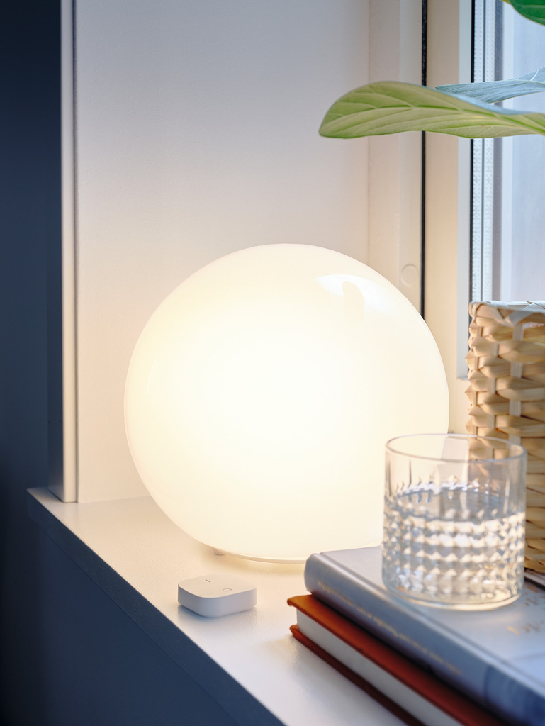 https://www.ikea.com/es/es/images/products/fado-lampara-mesa-blanco__1061714_ph177857_s5.jpg