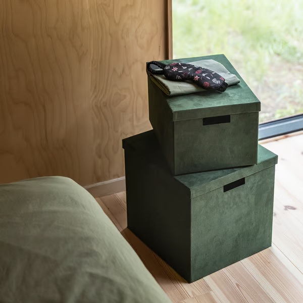 Caja con tapa, terciopelo verde oscuro GJÄTTA